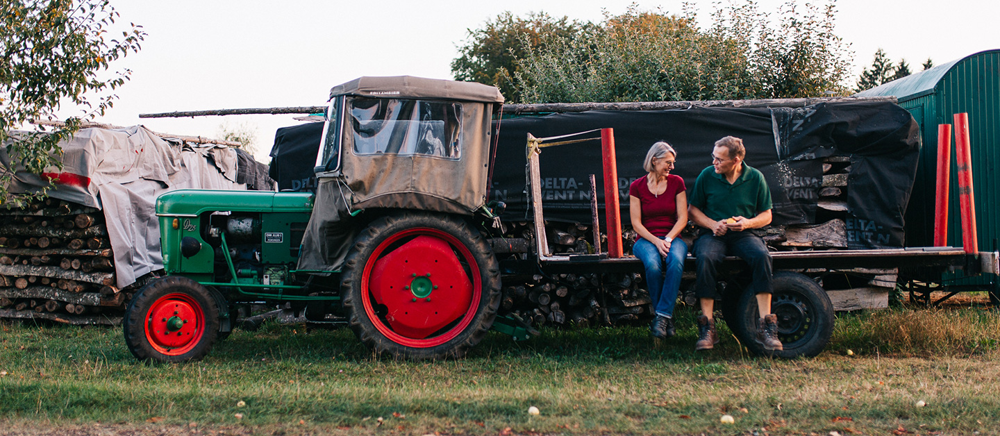 Herr und Frau Weiss auf einem Traktor