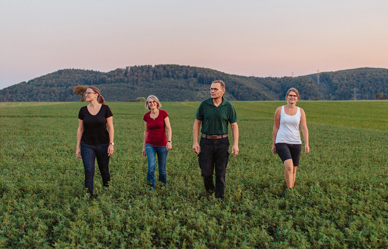 Familie Weiss läuft auf dem Feld