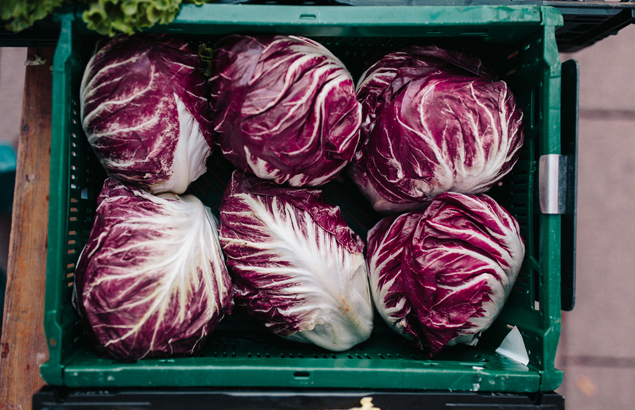 Rotkohl in einer Gemüsekiste