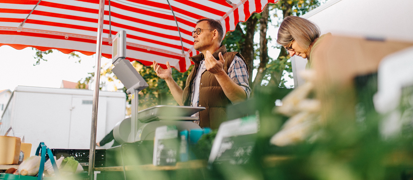 Herr und Frau Weiss auf dem Wochenmarkt in Münsingen